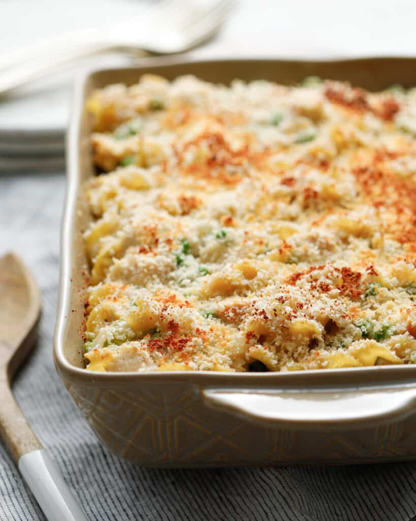 Een schotel van Chicken Noodle Casserole klaar om te worden geserveerd