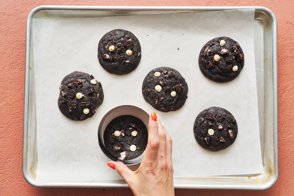 using a round cookie cutter to make perfectly rounded cookies